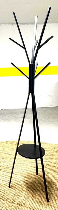 Cabide de pé preto alto