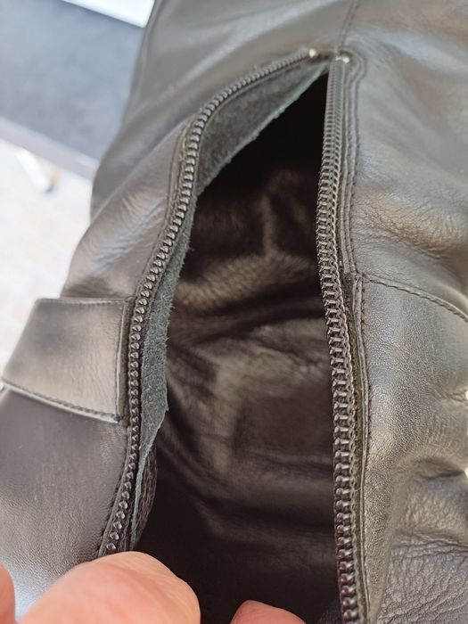 Bota cano alto em pele preta