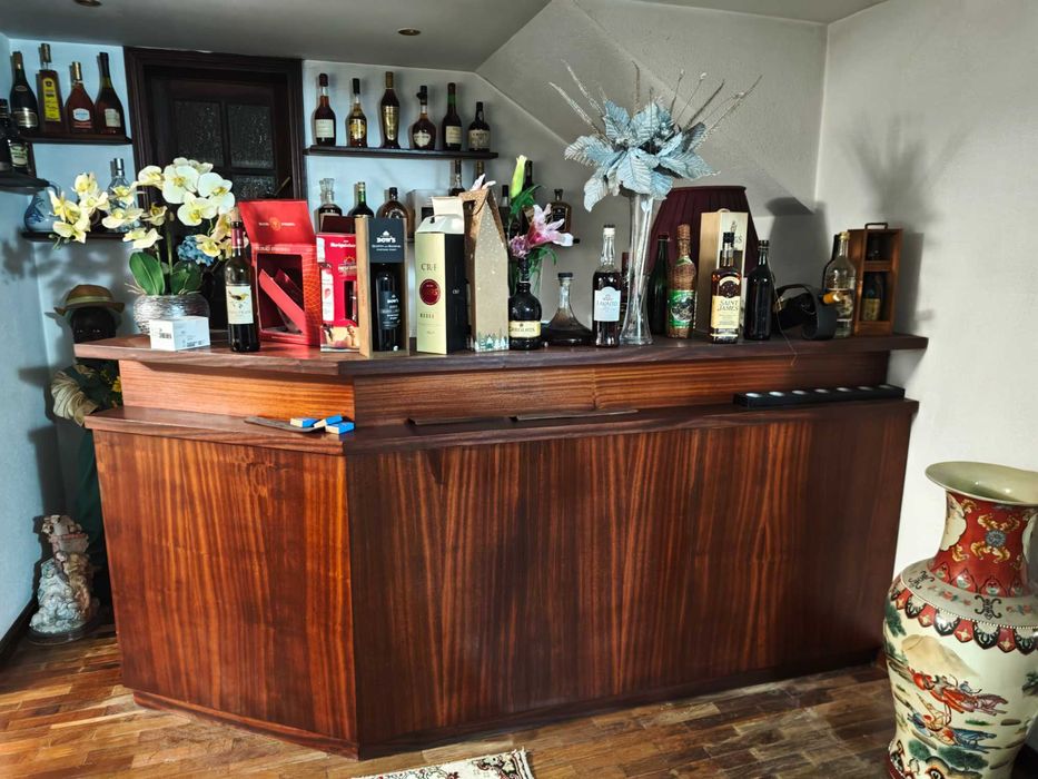 Balcao bar em madeira