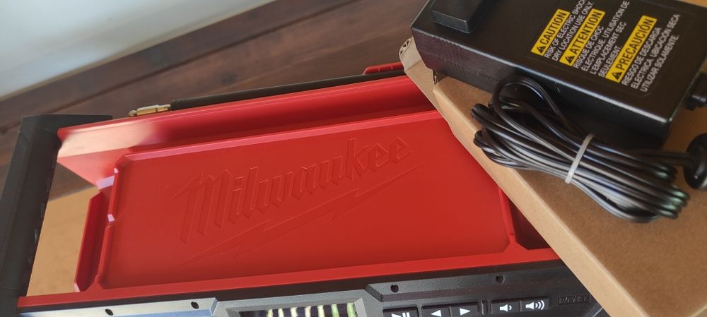 Продам радіо Milwaukee