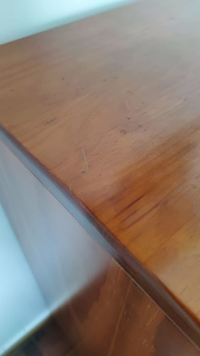 Cama de solteiro, com colchão, 2 mesa de cabeceira e móvel camiseiro