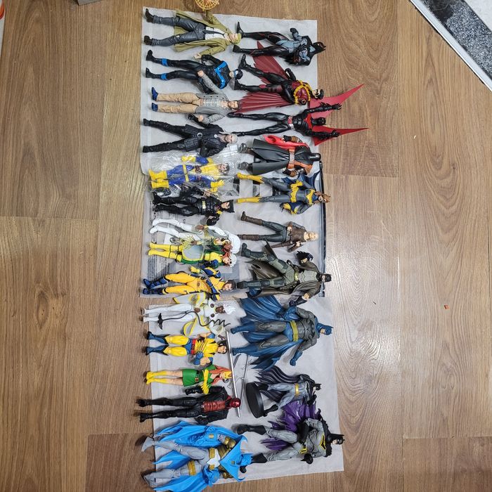 Велика колекція фігурок DC та Marvel.