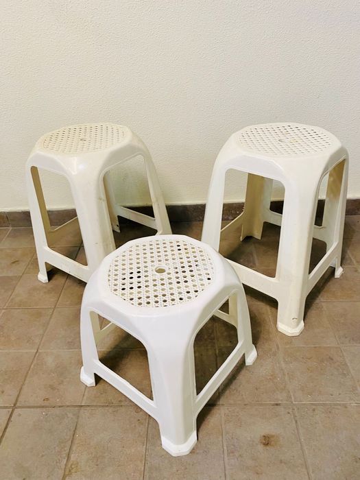 Três bancos de plástico