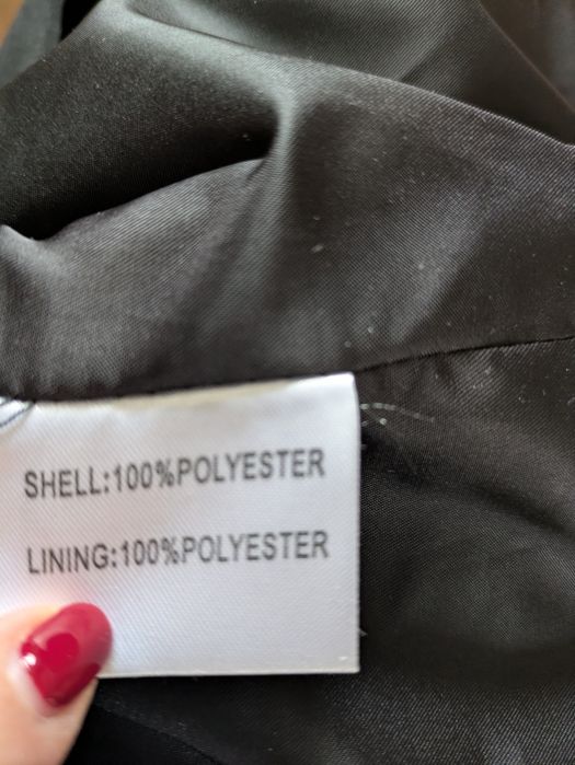 Czarny, elegancki płaszcz.