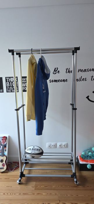 Charriot para roupas e arrumação