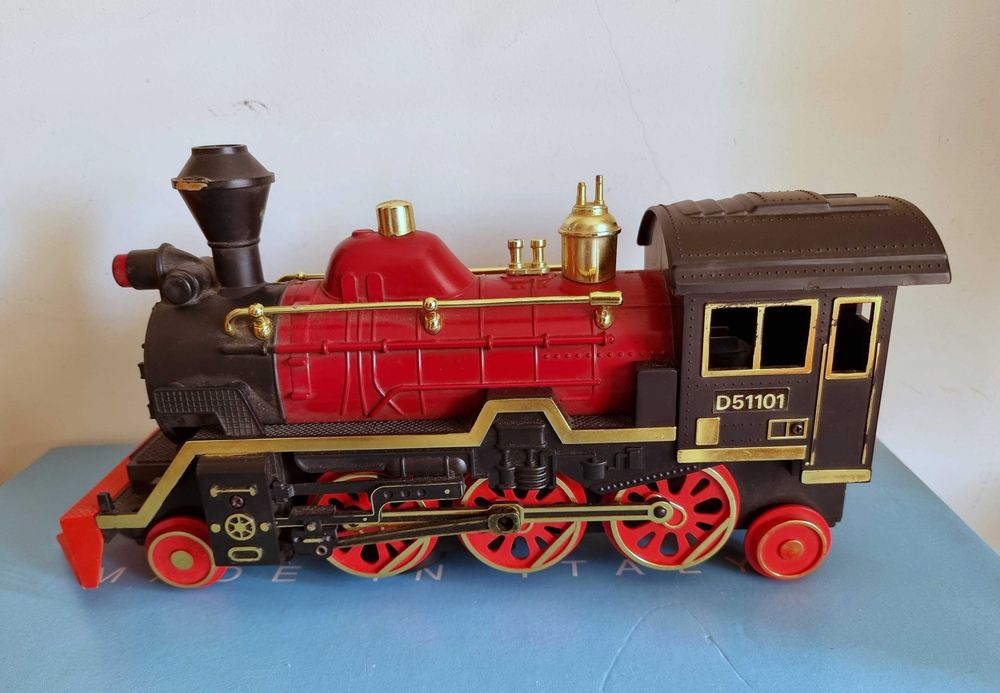 Comboio vermelho, preto e dourado