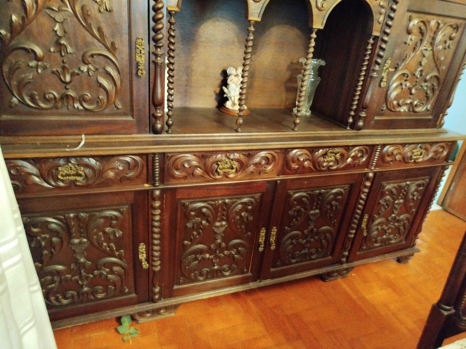 Móvel de sala, com talha