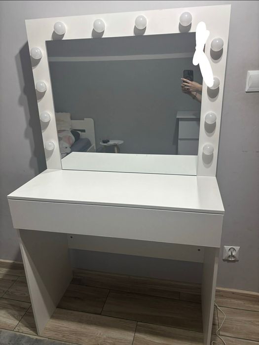 Biała toaletka młodzieżowa