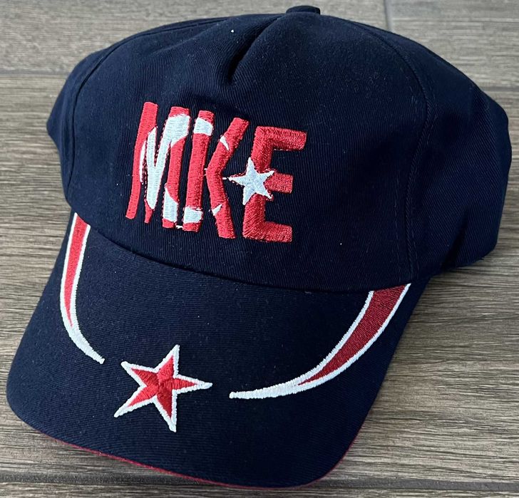 Czapka z daszkiem MKE granatowo-czerwona