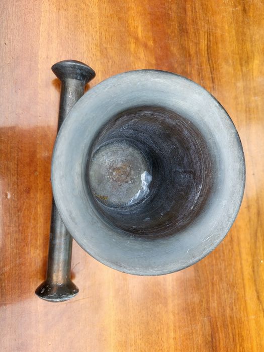 Ładny metalowy moździerz z tłuczkiem