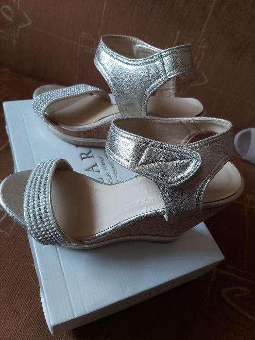 Sandałki na koturnie