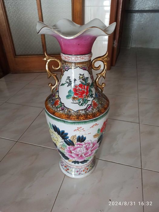 Jarro adorno muito bonito.