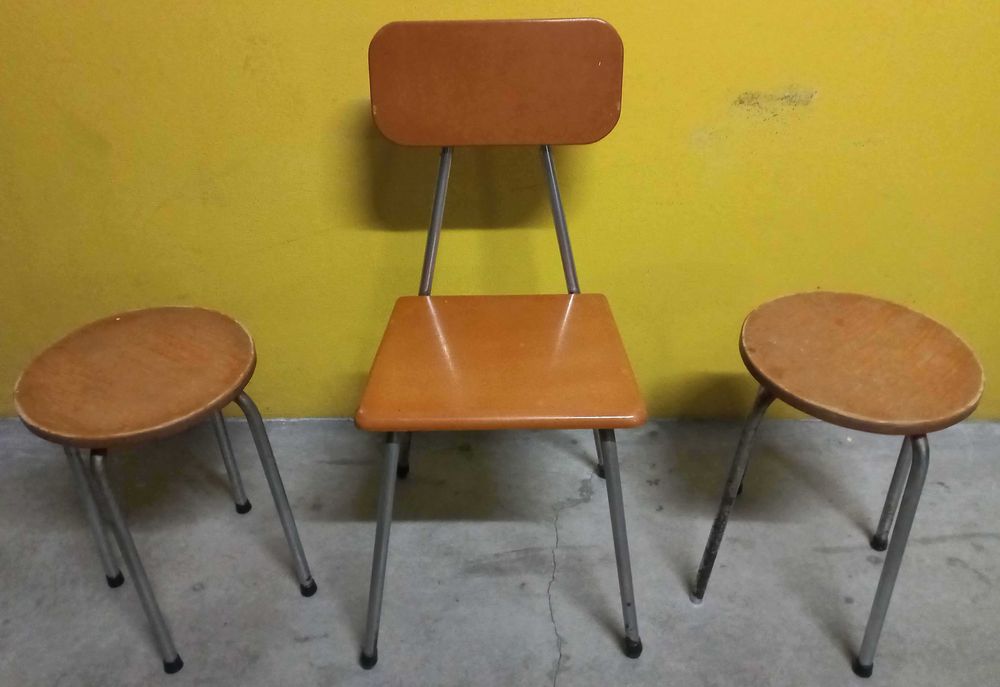 Cadeira e dois bancos