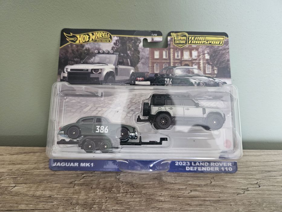 Hot wheels team transport Land Rover Defender Jaguar