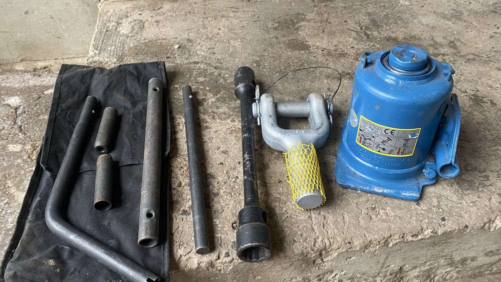 Продам оригінальні ключі ,крюк і домкрат MAN