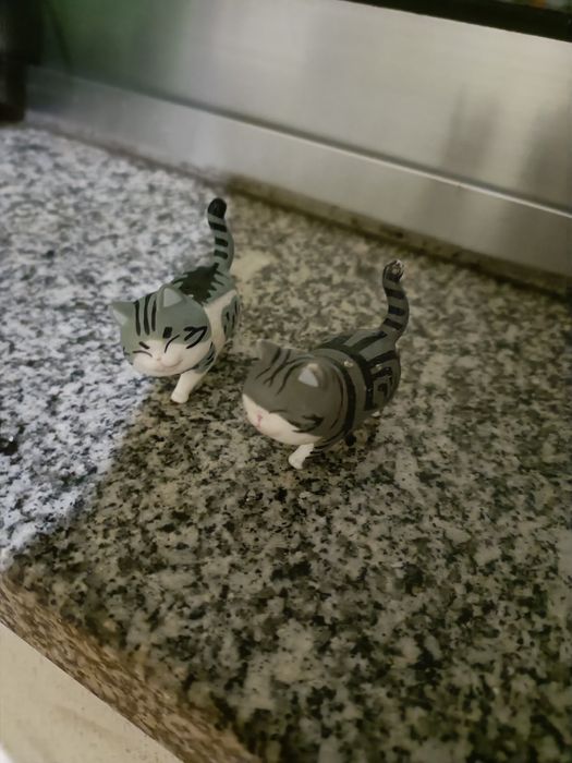 2 bonecos decoração gatos cor cinzento e branco ( Portes gratis )