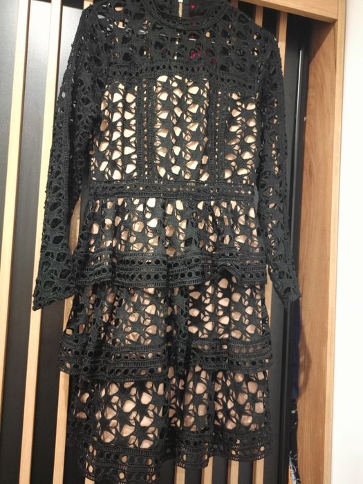 Piękna czarna koronkowa sukienka do kolan