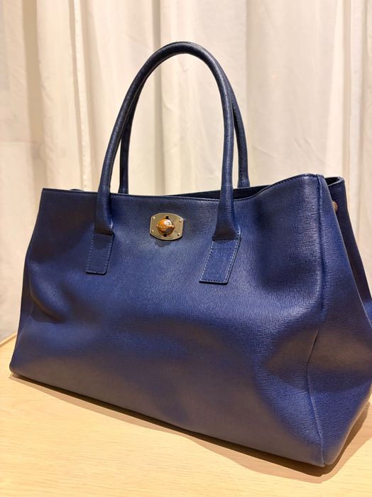 Granatowa torebka Furla inspirowana Birkin