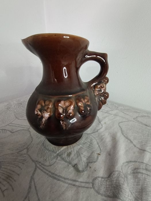 Ceramiczny wazonik z uchwytem