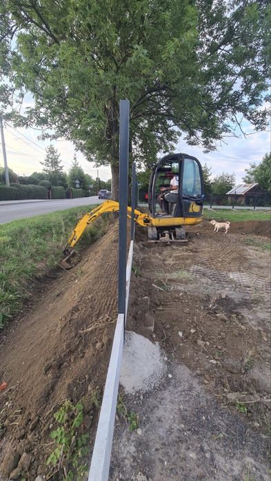 Usługi  koparką    Obrotową Mecalac 12. I minikoparką