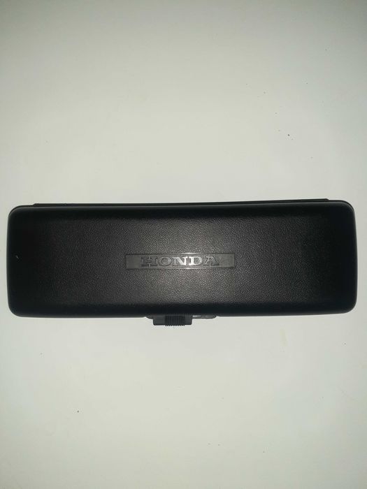 Caixa proteção de painel frontal de autorádio marca Honda.