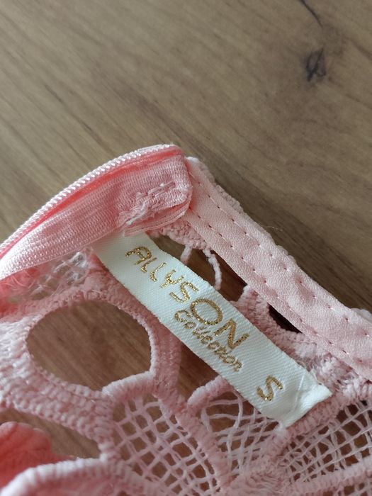 Pudrowo-różowa koronkowa sukienka , rozkloszowana S 36