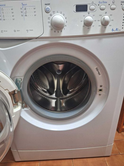 Máquina Lavar Roupa Indesit IWD6105