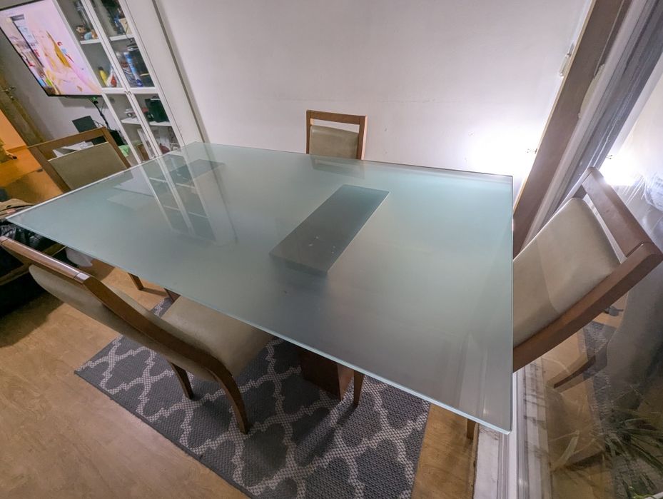 Conjunto de sala de jantar - mesa e 4 cadeiras