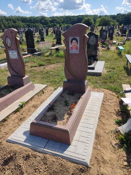 ПАМ'ЯТНИКИ з граніту, бетону, мармурової крихти