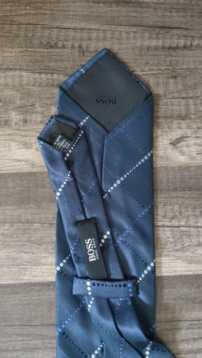 jedwabny krawat Hugo Boss w idealnym stanie
