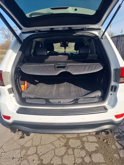 Автомобиль Jeep Cherokee