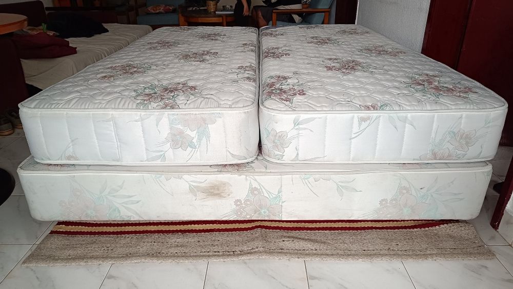 Sommier com colchões