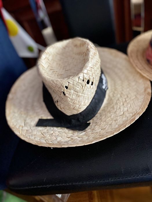 Variados chapéus de senhora
