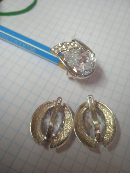 Продам бу срібні сережки,кульчики,каблучка з великим каменем