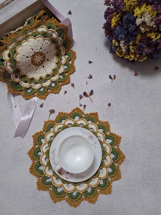 В’язані підтарільники ручної роботи. Серветки для сервірування столу.