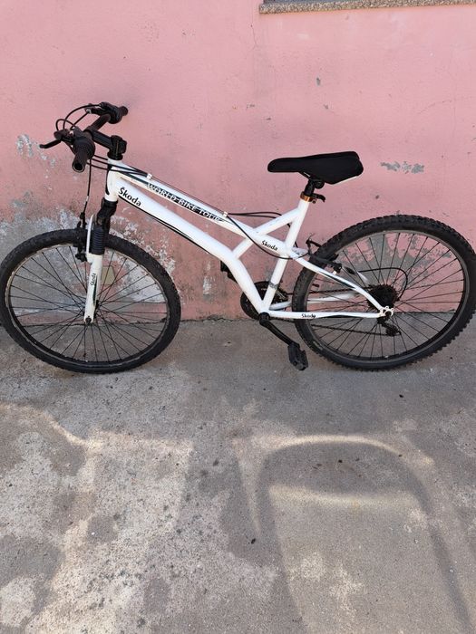Bicicleta skoda com suspensão
