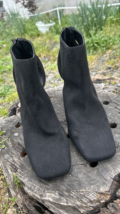 Жіночі замшеві ботильйони на танкетці NEXT 39