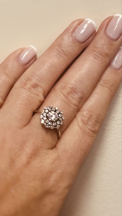 Piekny Pierścionek wykonany ze złota ocechowanego pr. 750 27