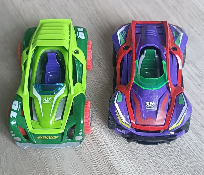 Zestaw rozbieranych aut z napędem