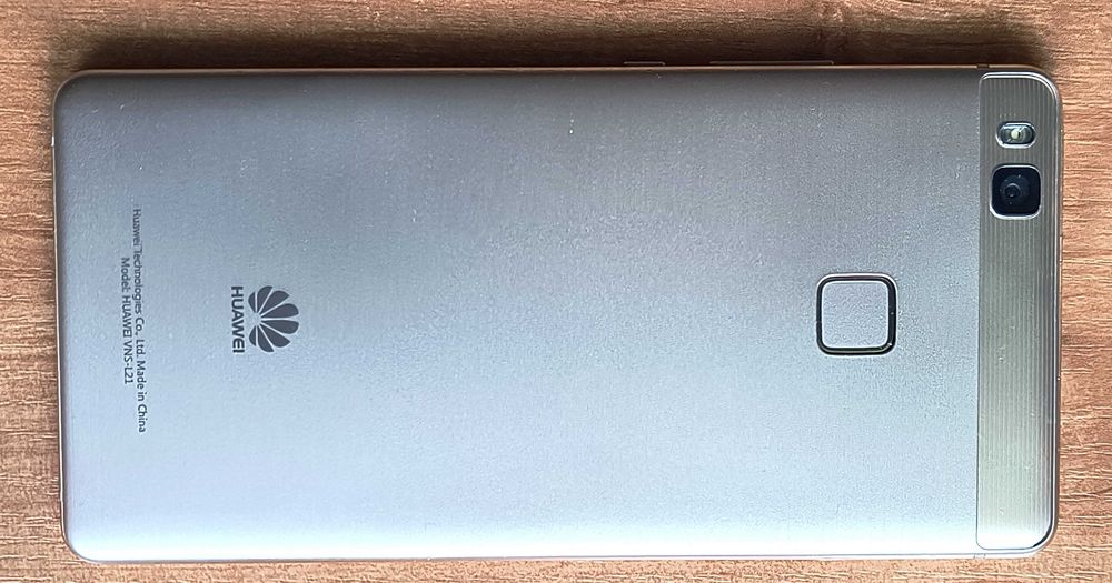 Telefon komórkowy Huawei P9 lite.