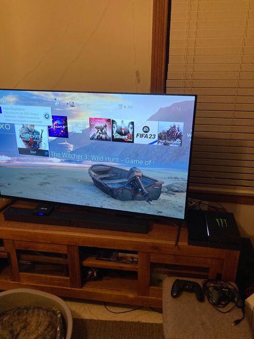 Consola Playstation 4 com 3 comandos