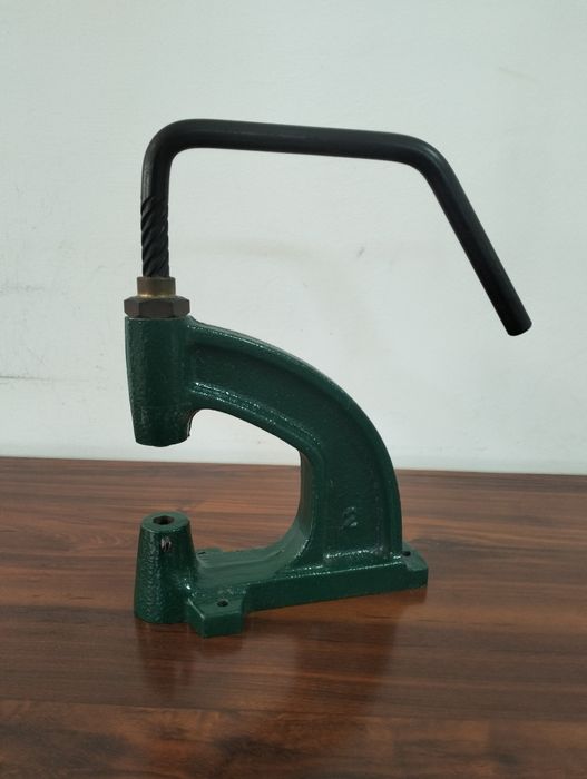 Máquina de pregar botões de mola em roupa