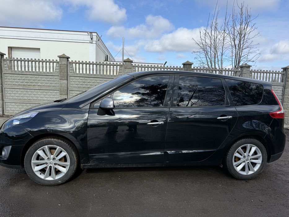 Продам машину Renault Scenic 2011