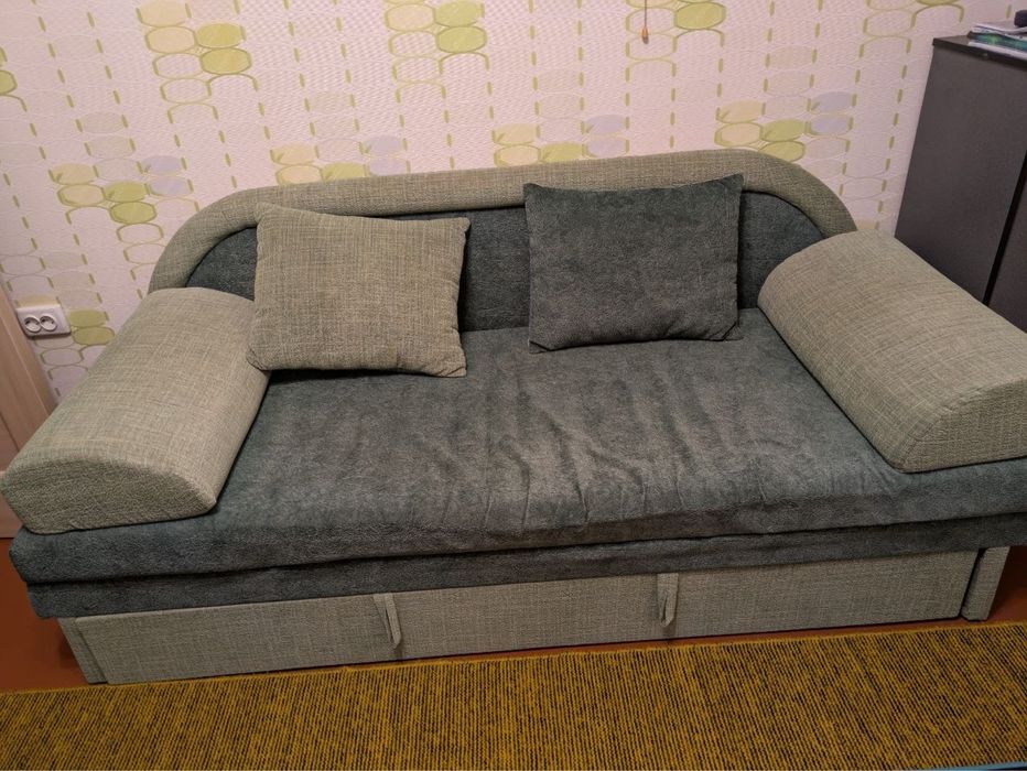 Диван в гарному стані