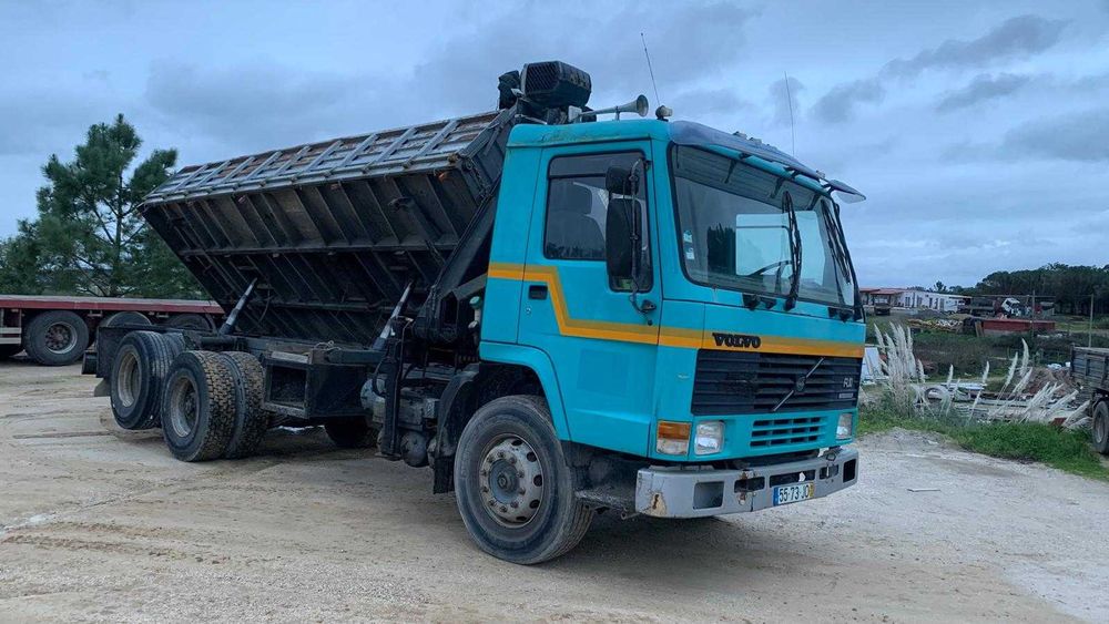 Camião Volvo FL10 c/grua HIAB e báscula bilateral