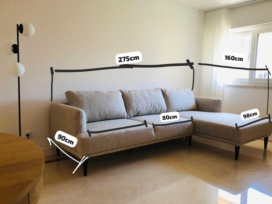 Sofá, em tons bege, com chaise long em bom estado