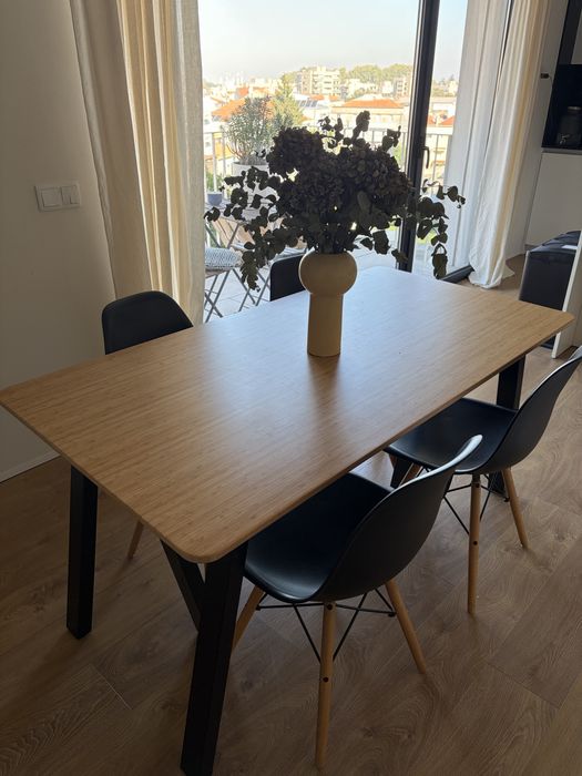 Mesa de Jantar IKEA em Bambu + 4 Cadeiras Pretas | Design Nórdico