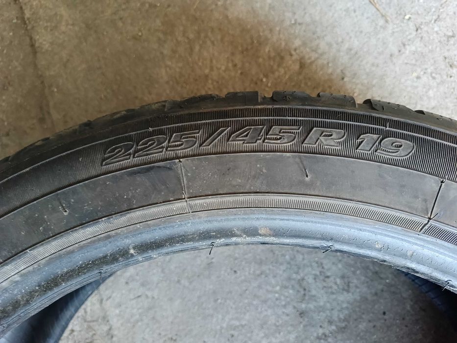 225/45R19 zima toyo tires
