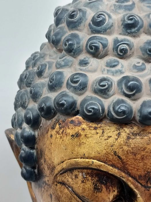 Rosto de Buda em gesso pintado