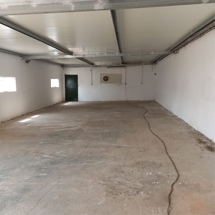 Armazéns para Indústria e Serviços )bem localizado)